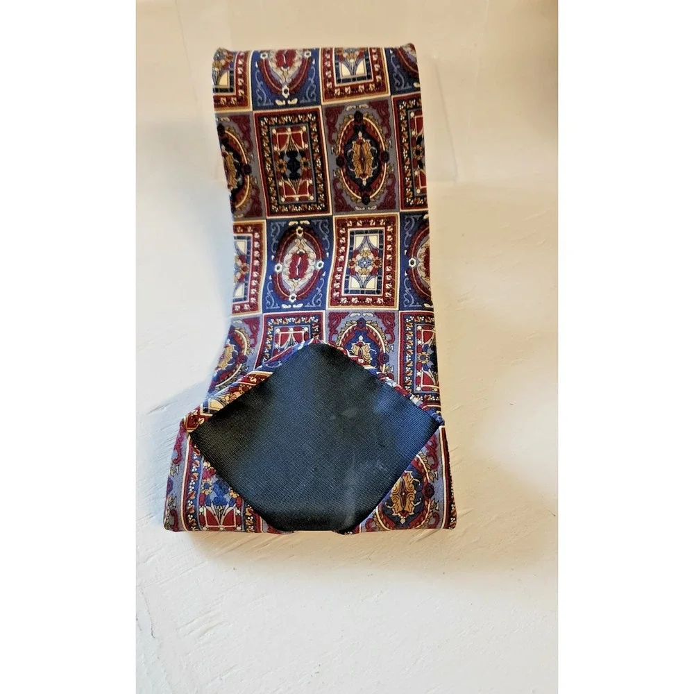 Men's Bill Blass Tie 100% Silk In Burgandy/ Blue Abstract